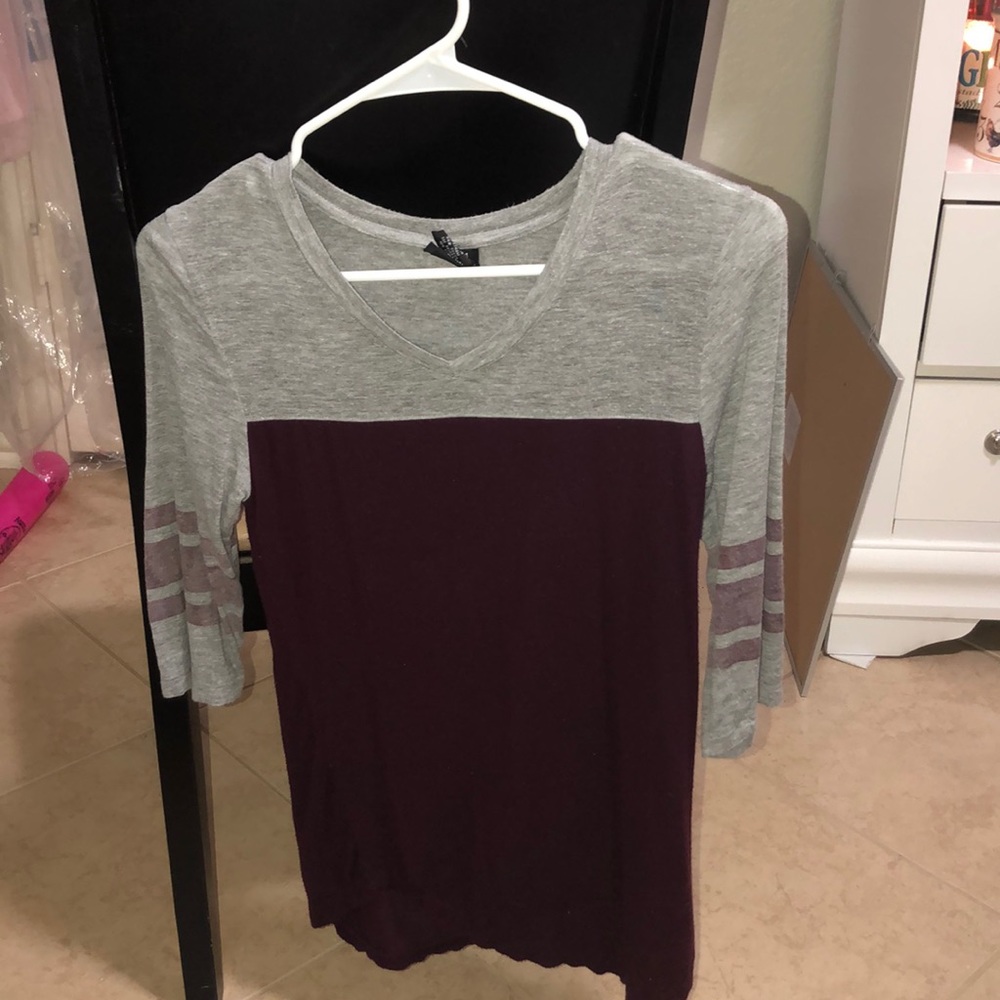 gray and purple v-neck shirt